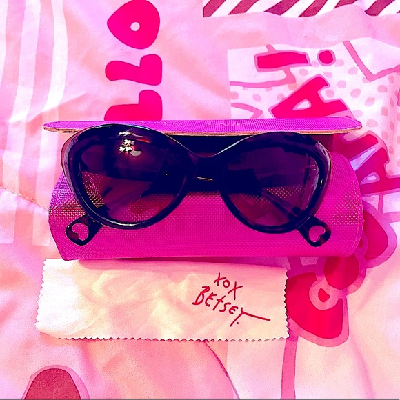 Betsey Johnson Sunglasses - Picture 2 of 11